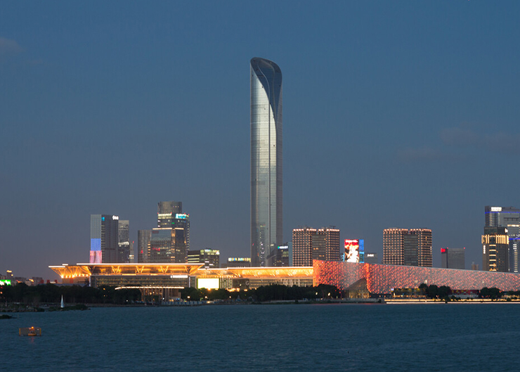 蘇州國金中心，頂升力4×400T，樓高450米